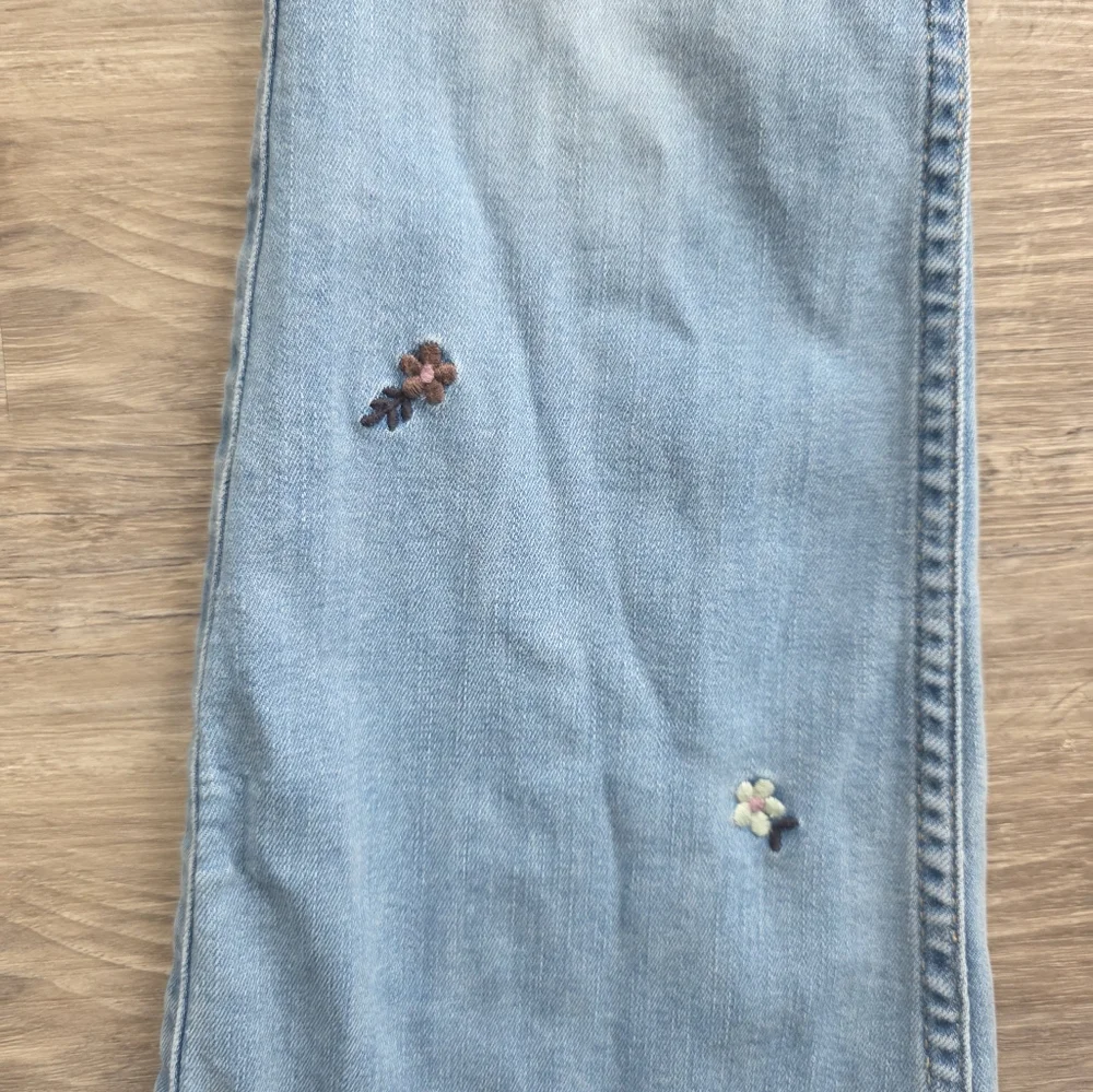 abercrombie kids High Rise Flare Jeans with Embroidered Flowers Size 11/12 R